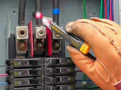 Fluke LVD2 Détecteur De Tension AC Sans Contact Et Torche LED 90V à 600V AC – Image 2